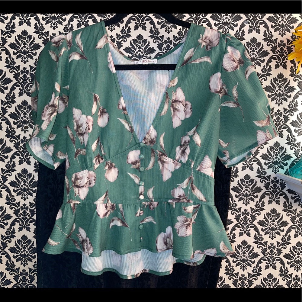 Green floral blouse🌾
